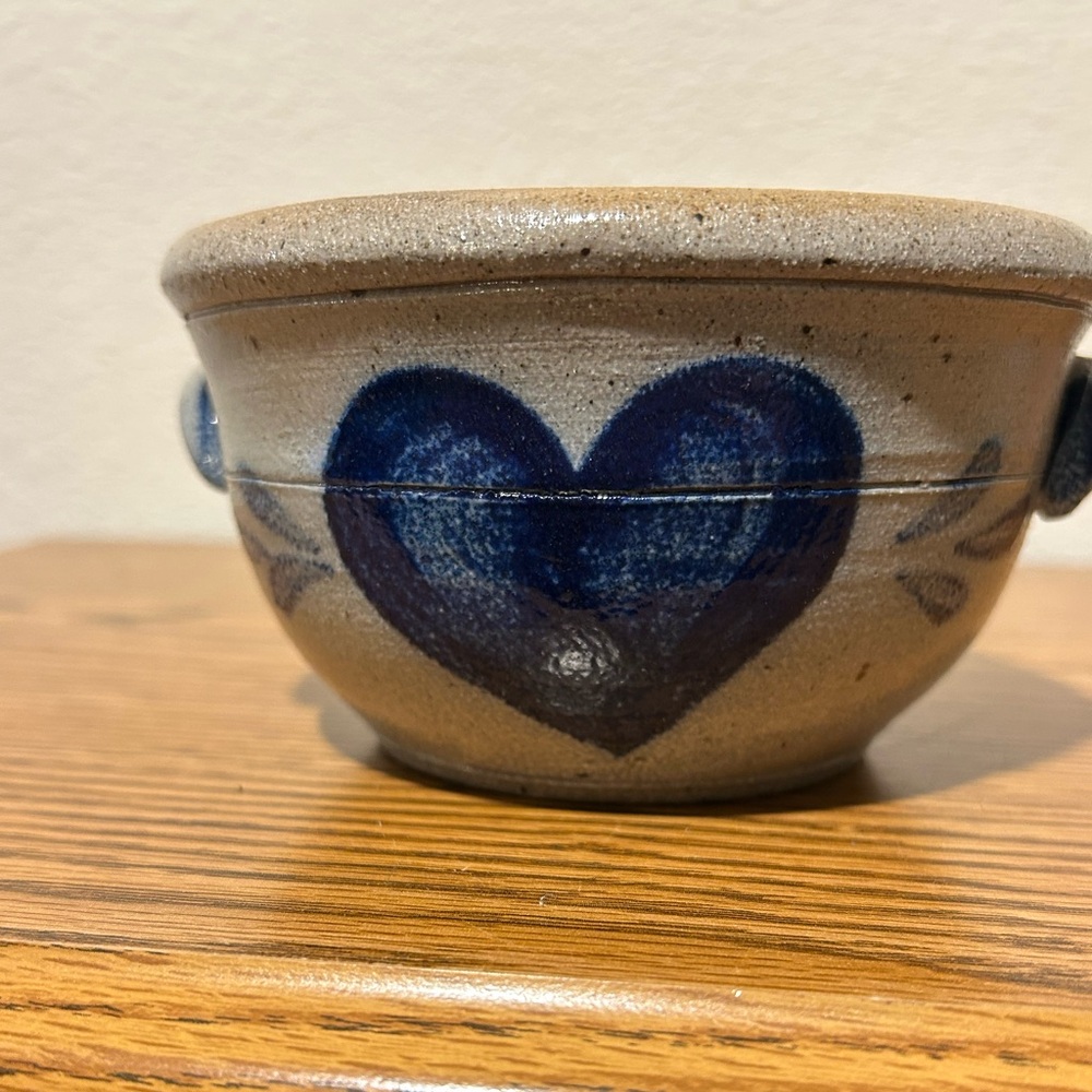 Vintage Artisan Salt Glazed Stoneware Bowl With Ears and Blue Heart Motif “1987” - Picture 8 of 10
